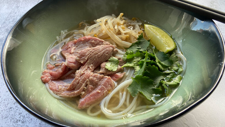 Imagen de sopa pho de cerca