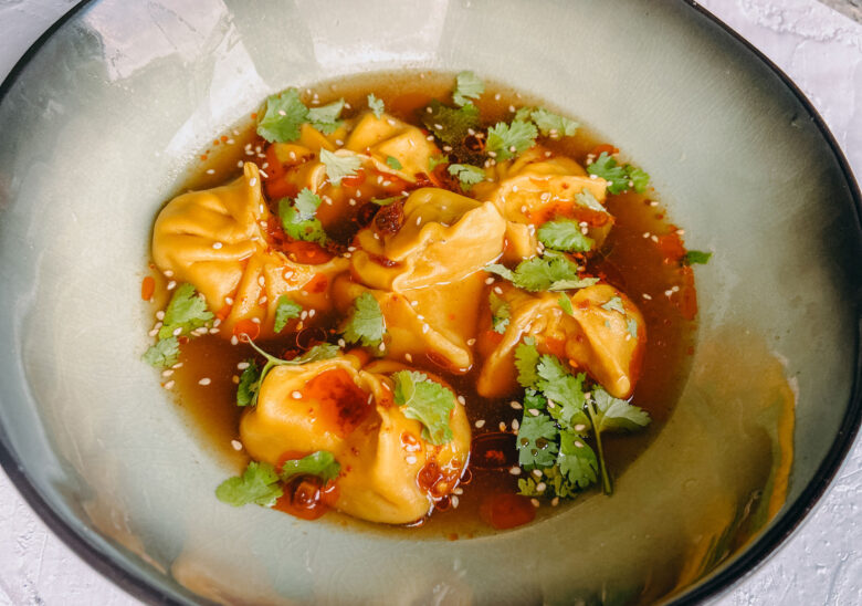 Sopa agripicante con empanadillas chinas