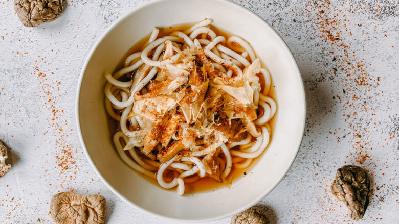 Sopa udon con setas shiitake, shichimi y katsuobushi