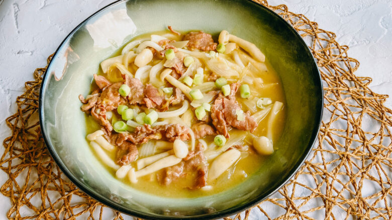 Cuenco con fideos udon con curry japonés, ternera y setas shimeji